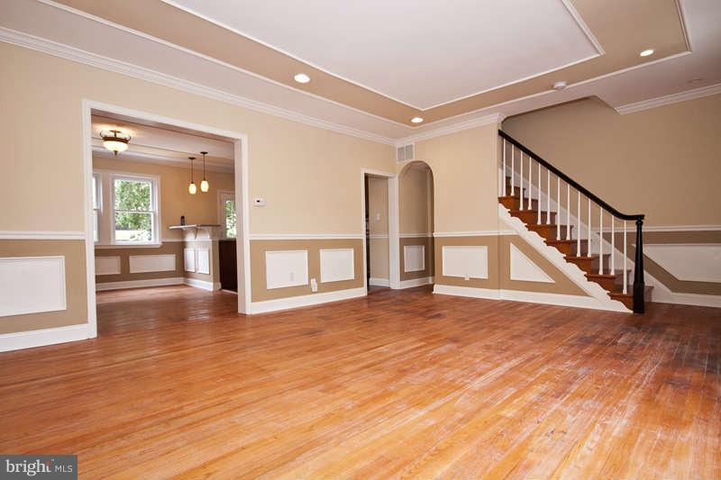 1526 Shadyside Road Baltimore, MD 21218 - Photo 3 of 30 Living Room