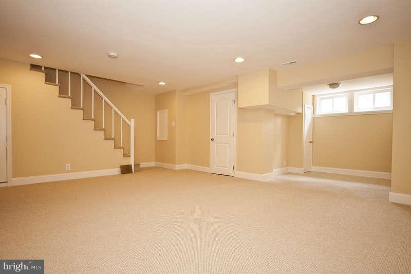 1526 Shadyside Road Baltimore, MD 21218 - Photo 25 of 30 Basement Living Room