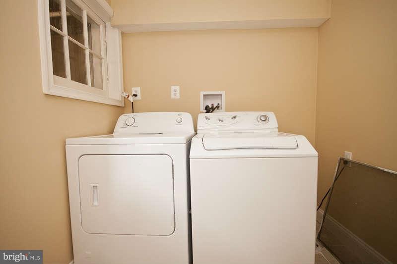 1526 Shadyside Road Baltimore, MD 21218 - Photo 27 of 30 Laundry