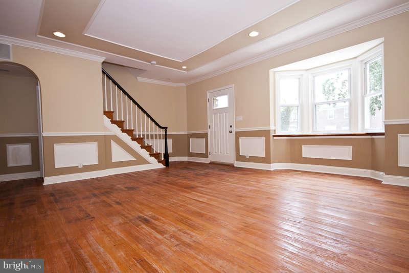 1526 Shadyside Road Baltimore, MD 21218 - Photo 4 of 30 Living Room