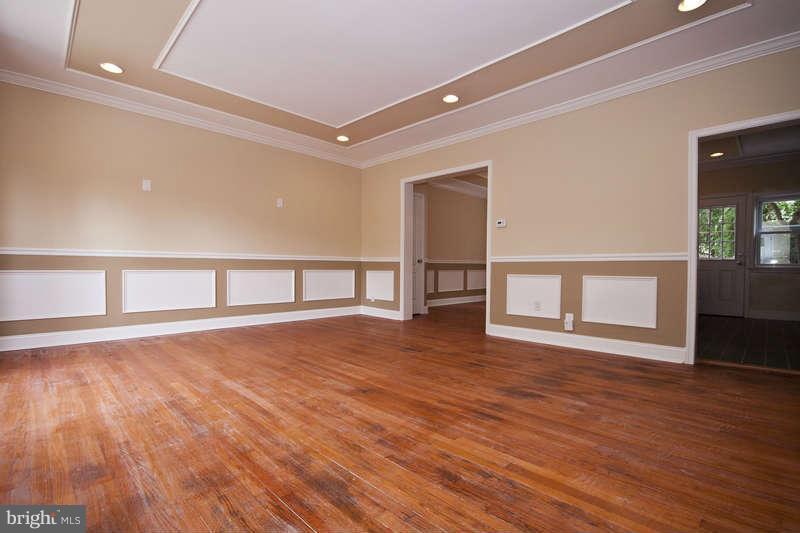 1526 Shadyside Road Baltimore, MD 21218 - Photo 5 of 30 Living Room