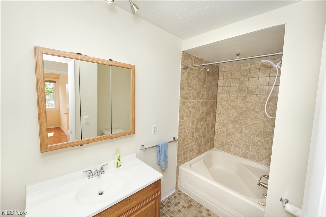 6640 Pearl Road, Unit 509 Cleveland, OH 44130 - Photo 17 of 20 Bathroom with vanity, tiled shower / bath combo, mirror, and light tile flooring