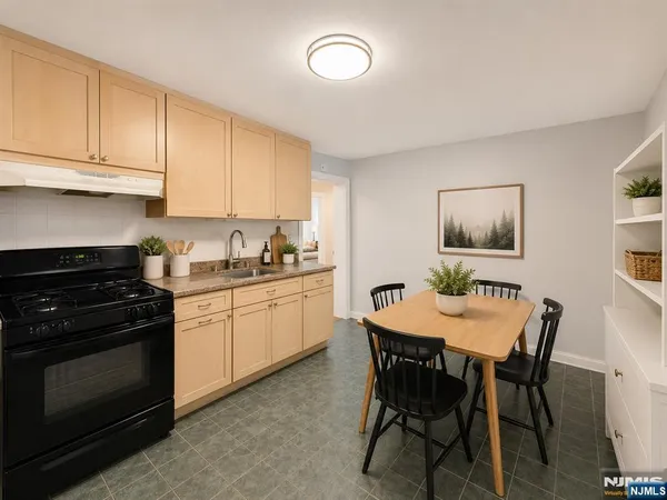 $2,800 | 1014 Ponsi Street, Unit 1B, Fort Lee, NJ 07024