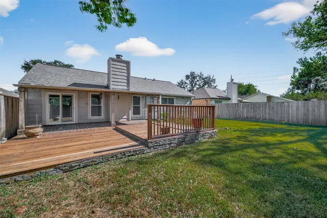 a view of a house with a backyard