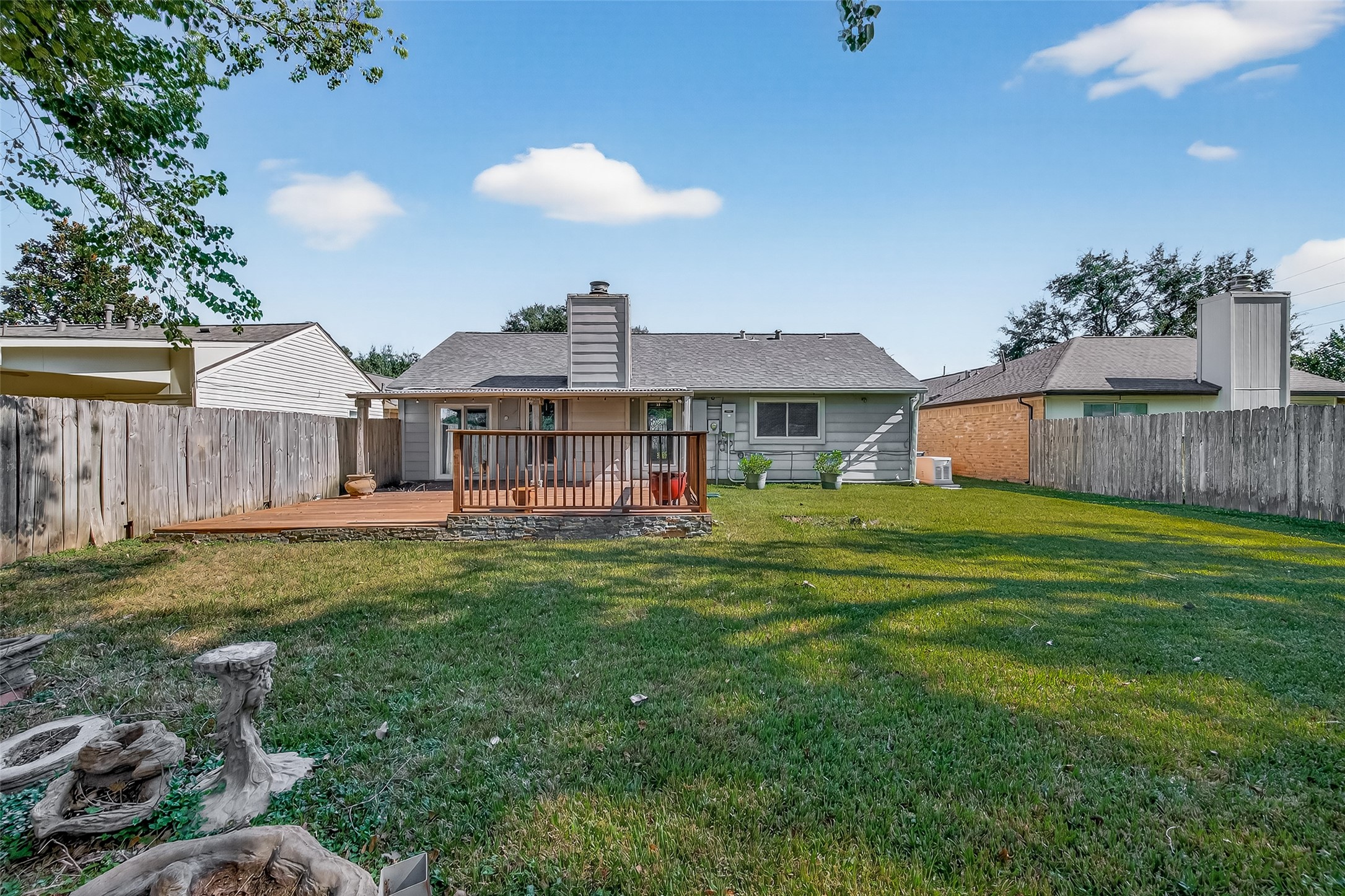 2510 Old Fort Road Sugar Land, TX 77479 - Photo 40 of 41 a front view of a house with garden