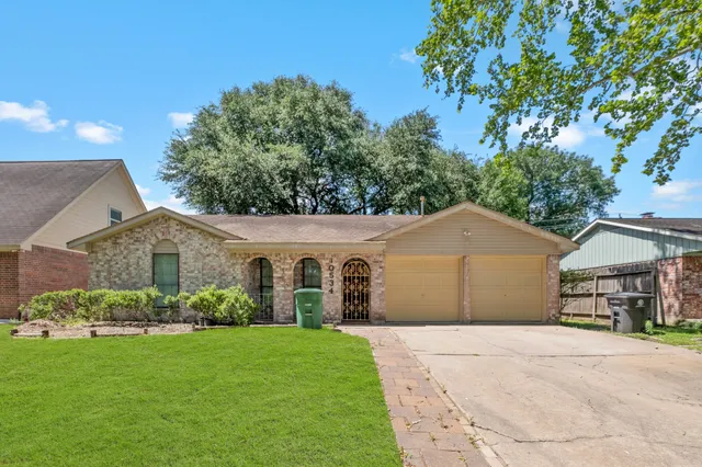 $2,050 | 10534 Huntington View Drive, Houston, TX 77099