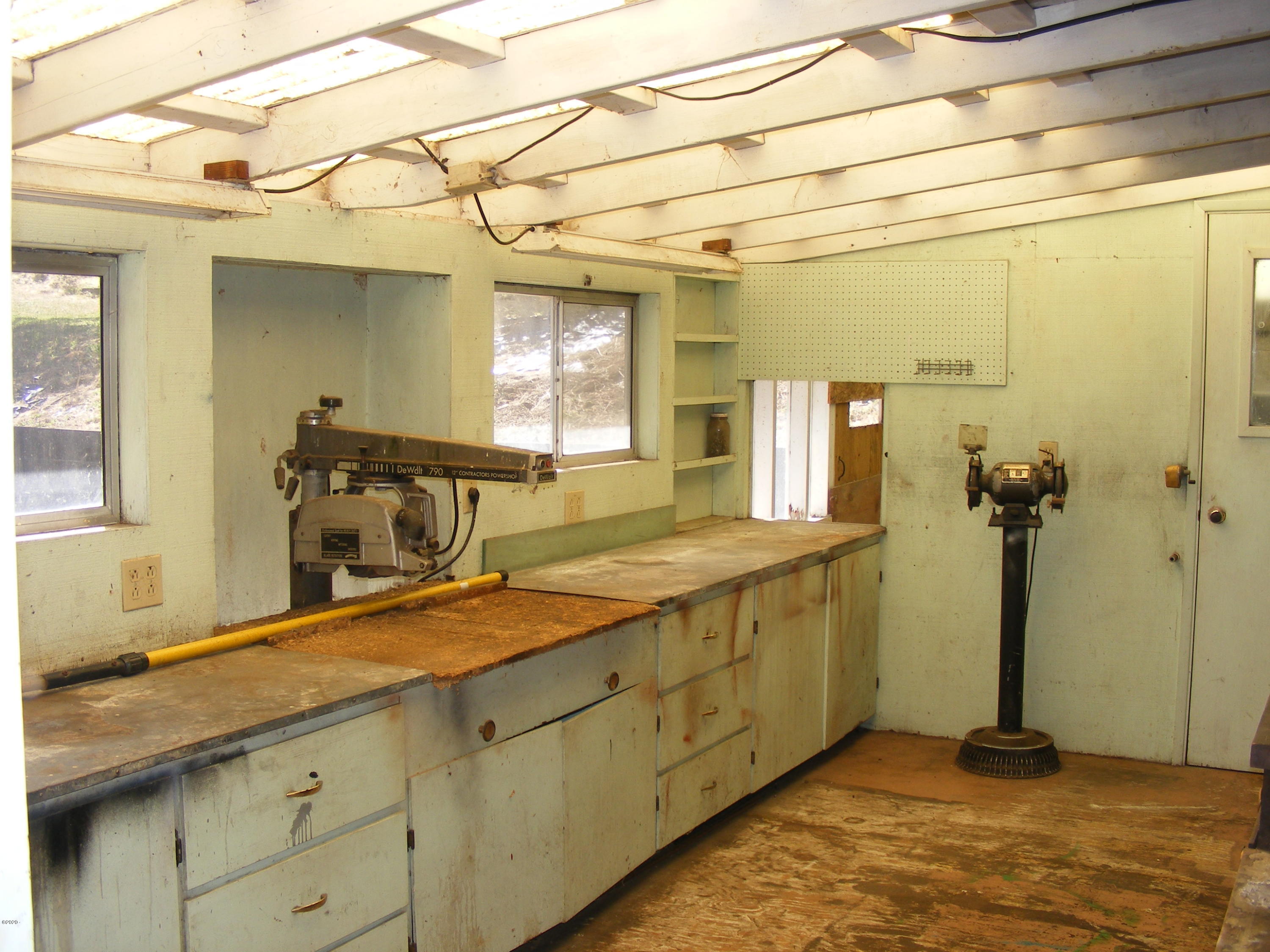 327 South Bay Road Toledo, OR 97391 - Photo 15 of 30 Shop
