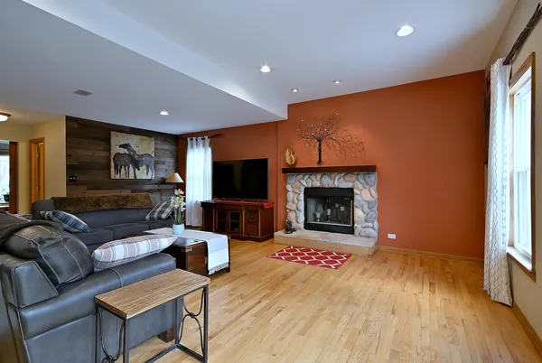 $487,000 | 1495 East Algonquin Road, Des Plaines, IL 60016