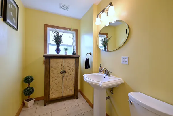 $487,000 | 1495 East Algonquin Road, Des Plaines, IL 60016