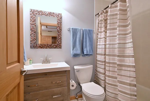 $487,000 | 1495 East Algonquin Road, Des Plaines, IL 60016