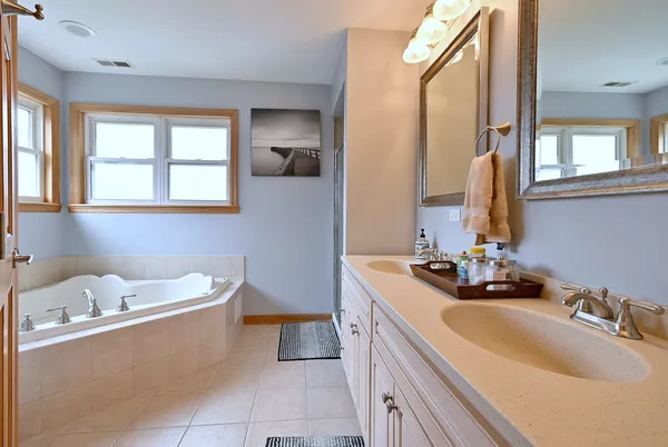 $487,000 | 1495 East Algonquin Road, Des Plaines, IL 60016