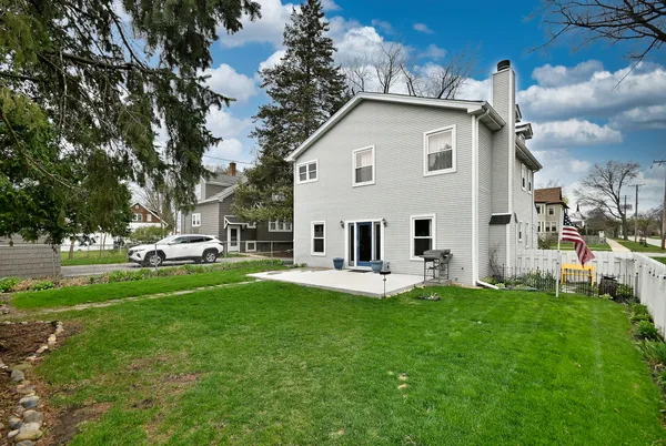 $487,000 | 1495 East Algonquin Road, Des Plaines, IL 60016