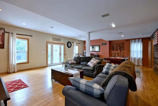 $487,000 | 1495 East Algonquin Road, Des Plaines, IL 60016