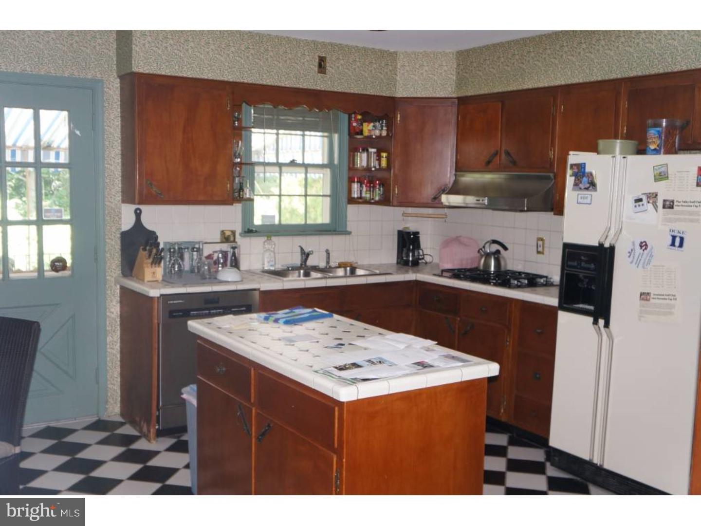 142 Golfview Road Darby, PA 19023 - Photo 4 of 6 Kitchen