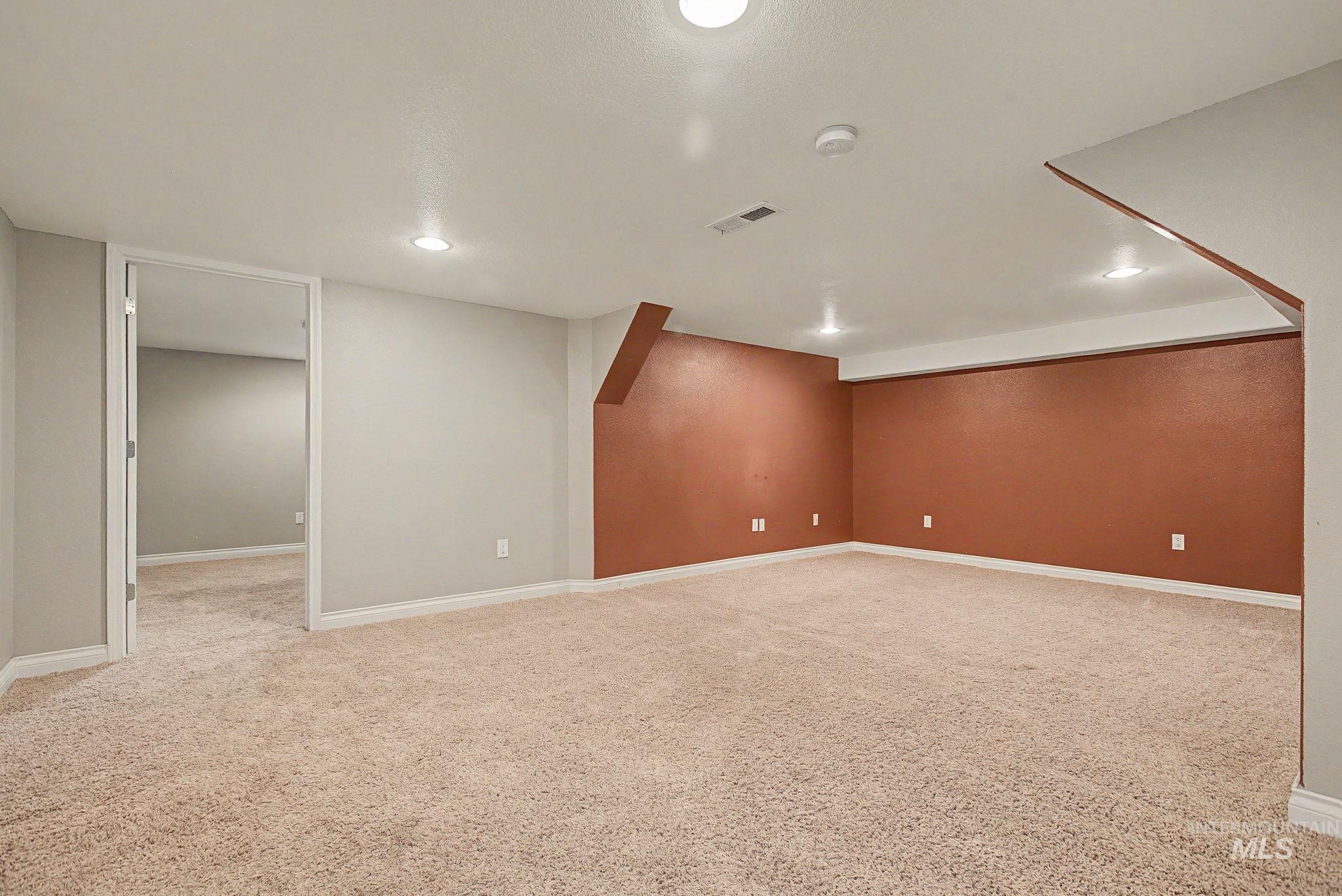 3314 6th Street Lewiston, ID 83501 - Photo 29 of 50 Spacious carpeted room featuring recessed lighting and a contrasting accent wall