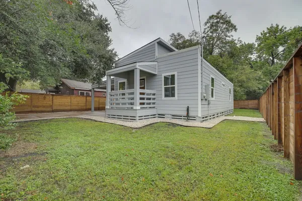 a view of a house with a backyard