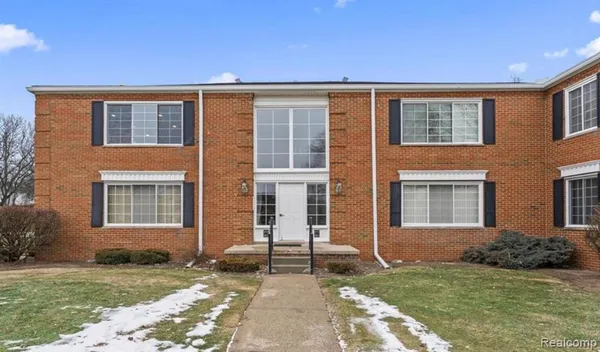 $1,800 | 670 East Fox Hills Drive, Unit 109, Bloomfield Hills, MI 48304