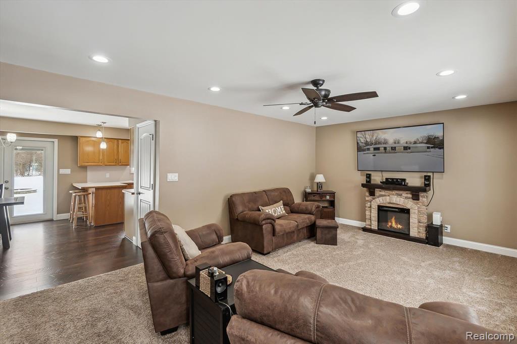 9481 Coldwater Road Flushing, MI 48433 - Photo 7 of 40