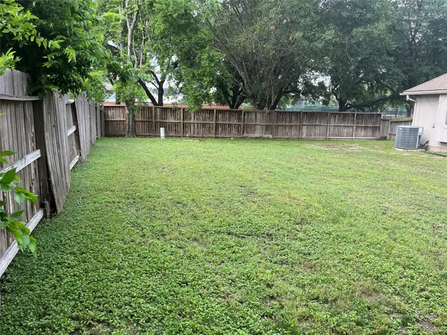 a view of a backyard