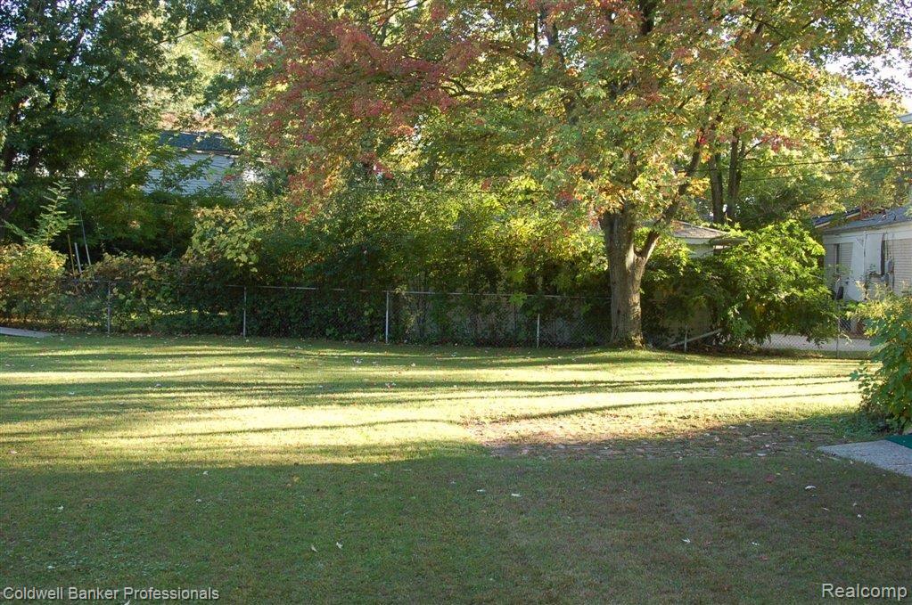 1206 Maple Drive Rochester, MI 48307 - Photo 16 of 17 Oversized Private Yard