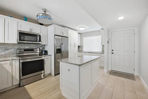 $209,500 | 3138 Via Poinciana, Unit 306, Lake Worth, FL 33467