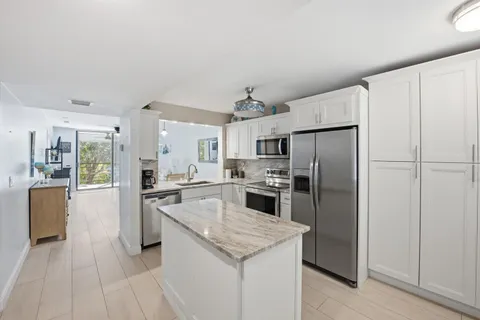 $209,500 | 3138 Via Poinciana, Unit 306, Lake Worth, FL 33467