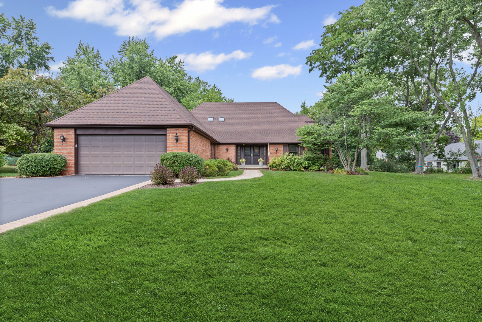 290 Cold Spring Road Barrington, IL 60010 - Photo 2 of 35 a front view of a house with garden