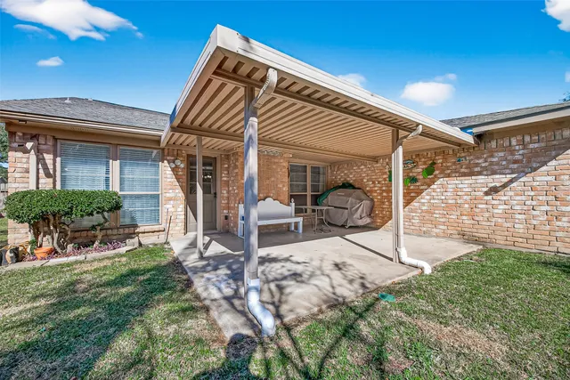 a view of a house with backyard and porch