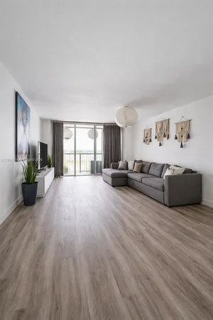 $2,500 | 1175 Northeast Miami Gardens Drive, Unit 202, Miami, FL 33179