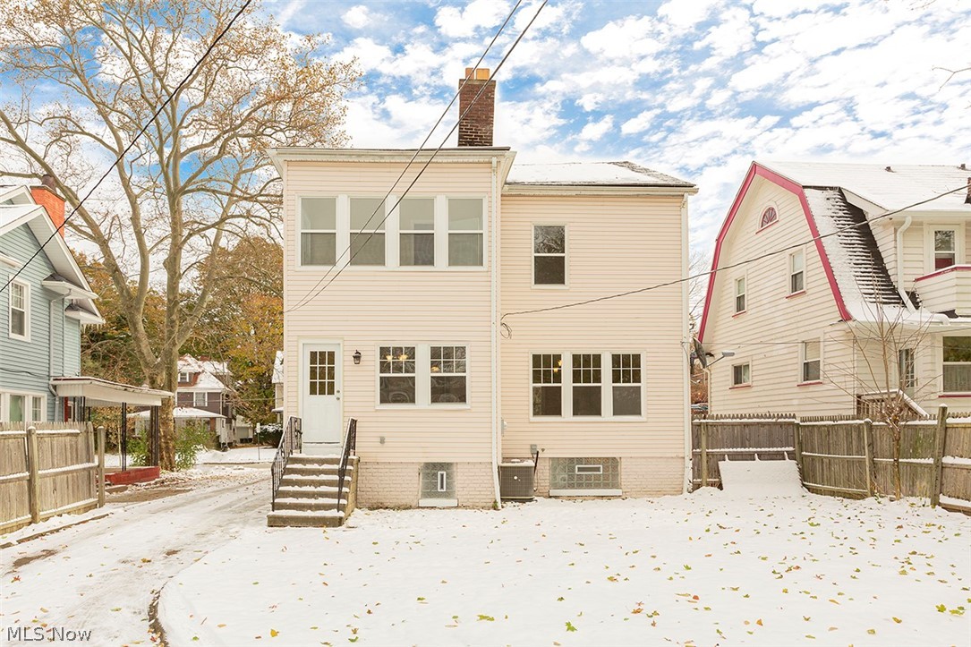 1722 Lee Road Cleveland, OH 44118 - Photo 4 of 35