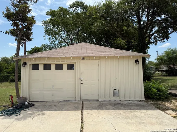 a view of a house with backyard and porch