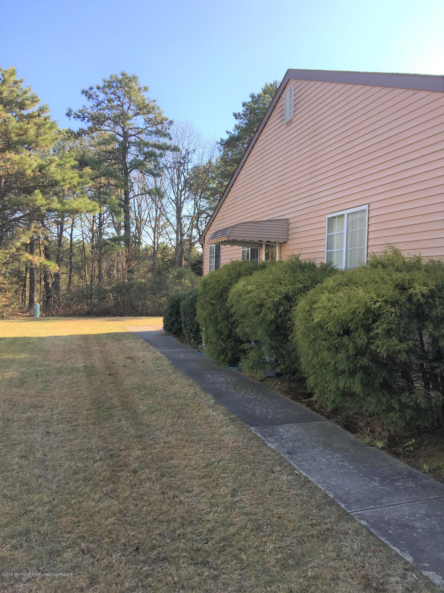 34 Berkshire Road, Unit 65 Whiting, NJ 08759 - Photo 5 of 16 side yard