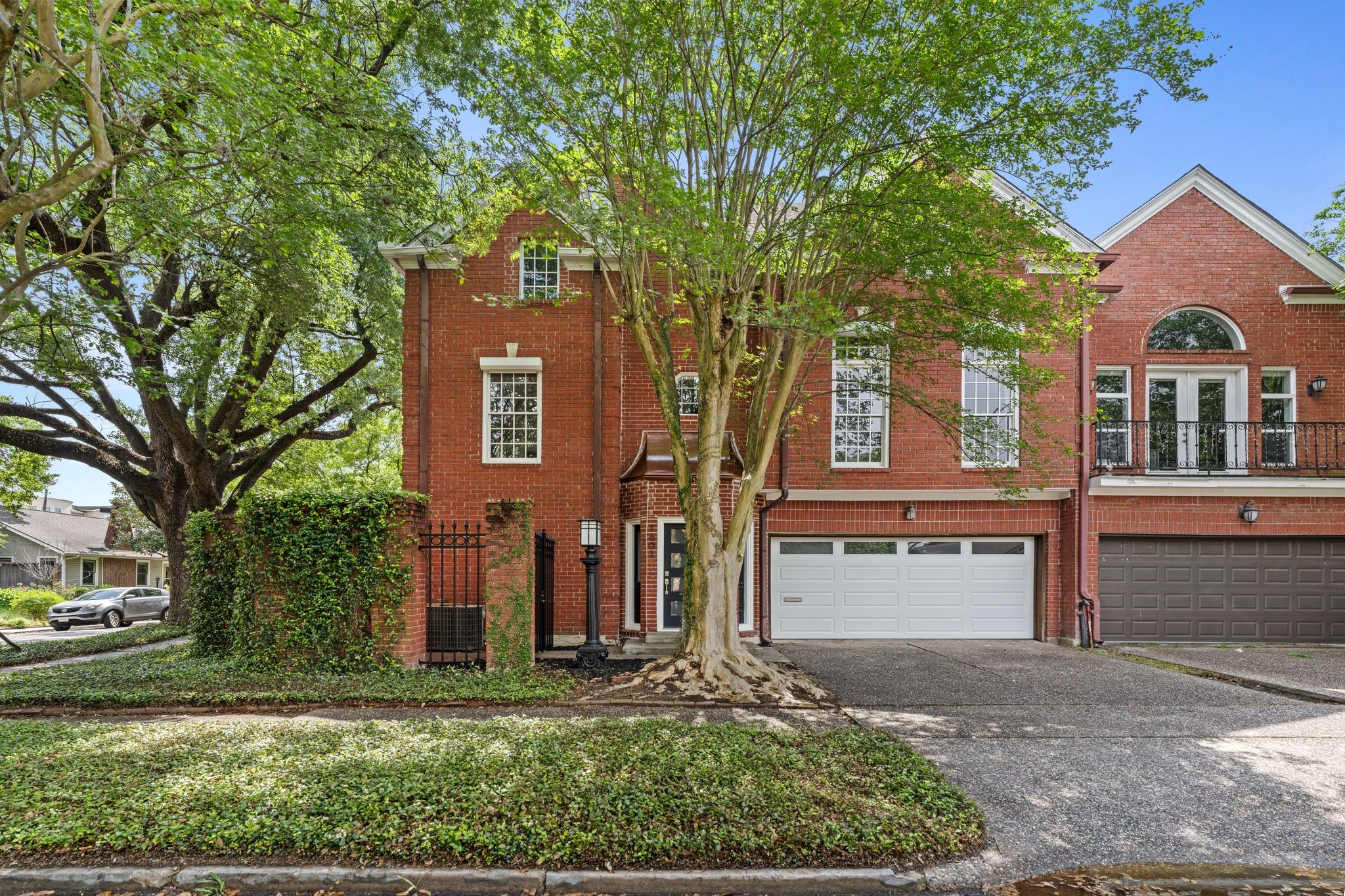 Welcome to 1601 Haver! Just moments away from some of Montrose's most beloved destinations, including La Colombe d’Or Hotel, Uchi, Traveler’s Table, Marmo, El Tiempo, Montrose Collective and more!