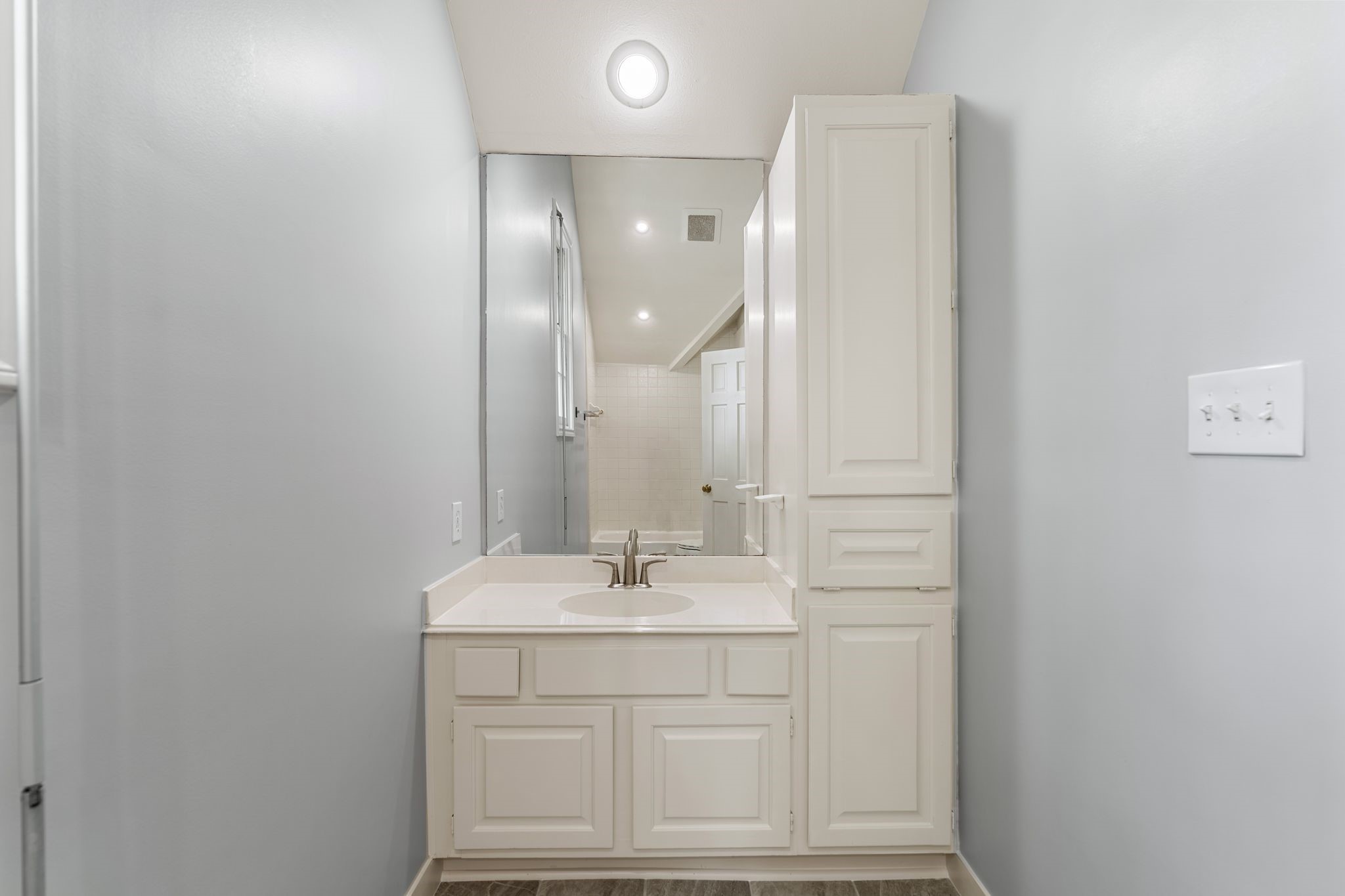 1601 Haver Street Houston, TX 77006 - Photo 16 of 22 This level includes its own ensuite bathroom, making it ideal for guests, family members.