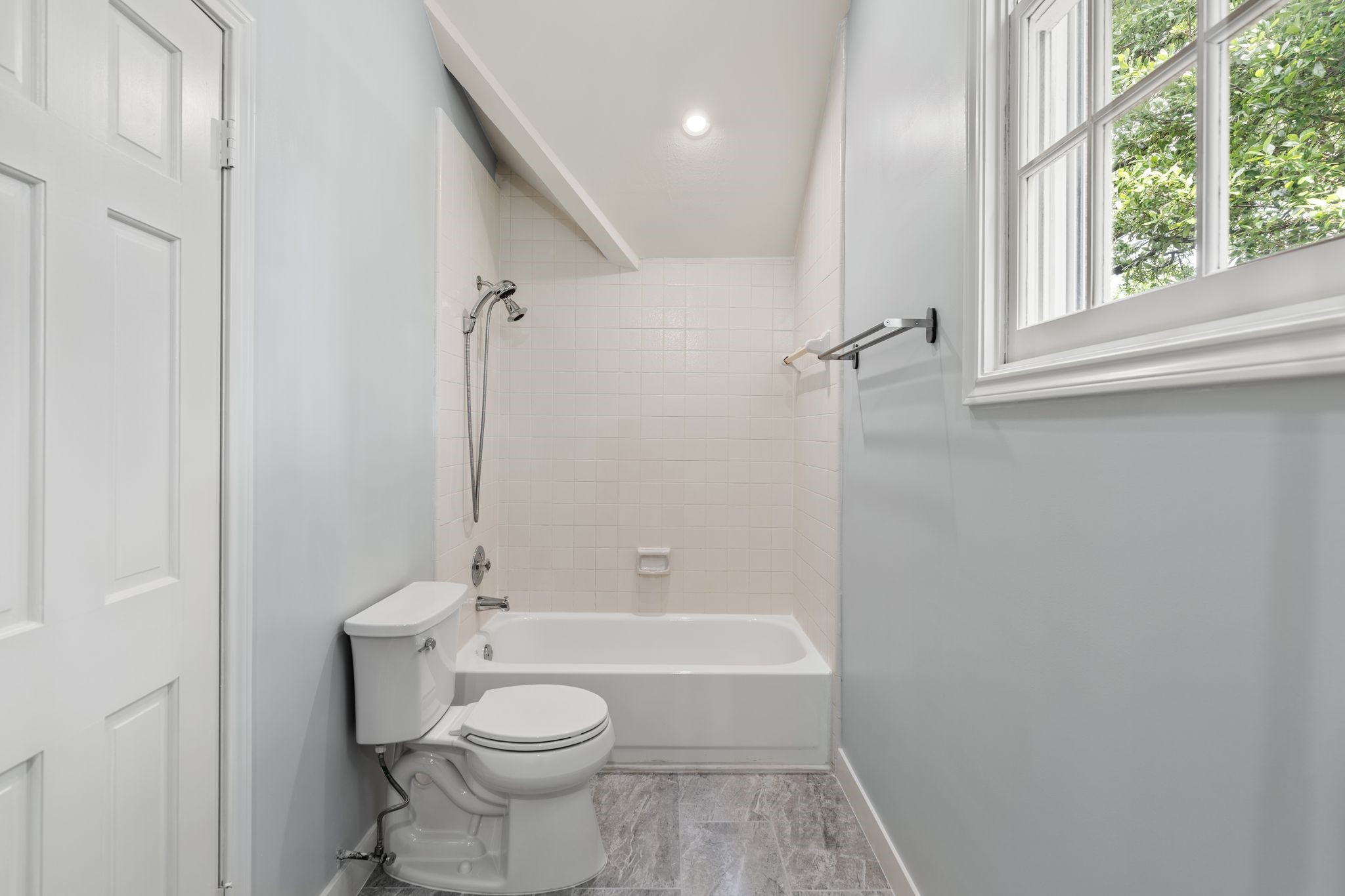 1601 Haver Street Houston, TX 77006 - Photo 17 of 22 A shower/tub combo in the 3rd floor bathroom.