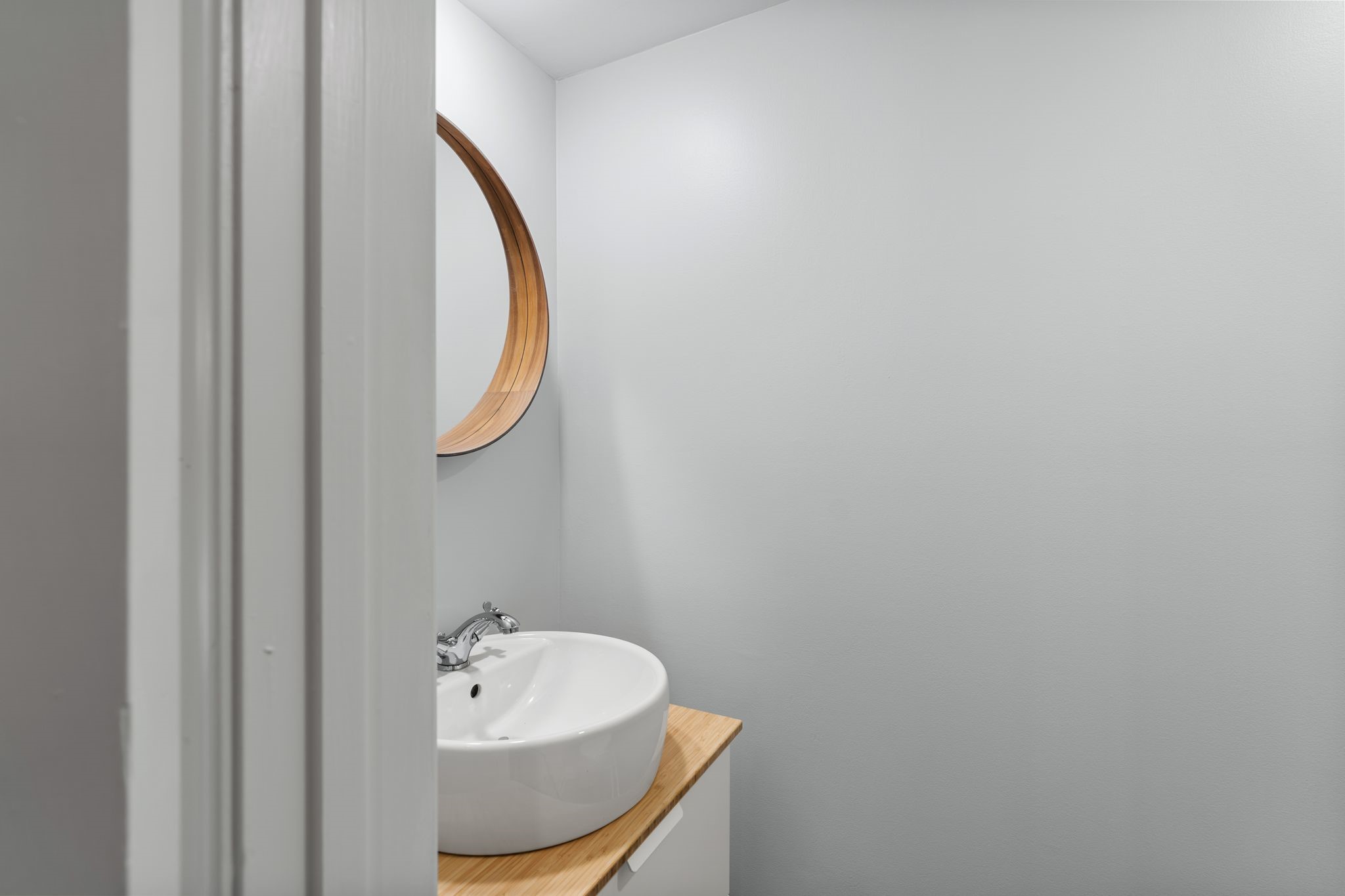 1601 Haver Street Houston, TX 77006 - Photo 18 of 22 A powder room is convenientally located for guest use.