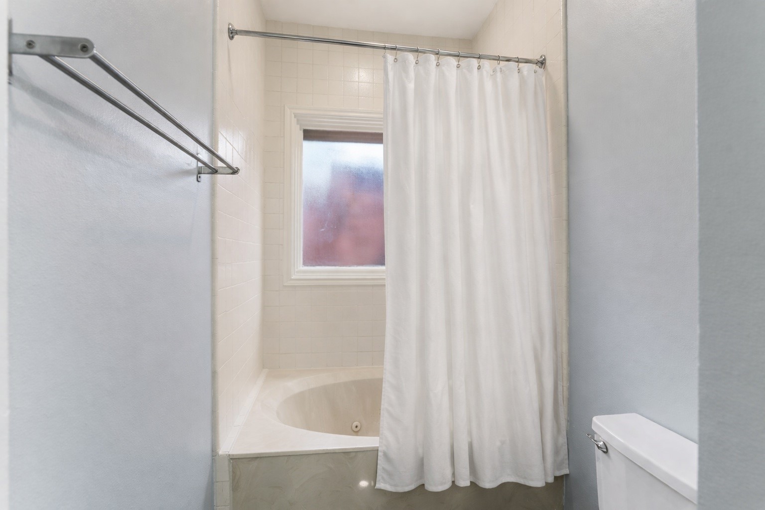 1601 Haver Street Houston, TX 77006 - Photo 7 of 22 A jetted tub in the primary ensuite.