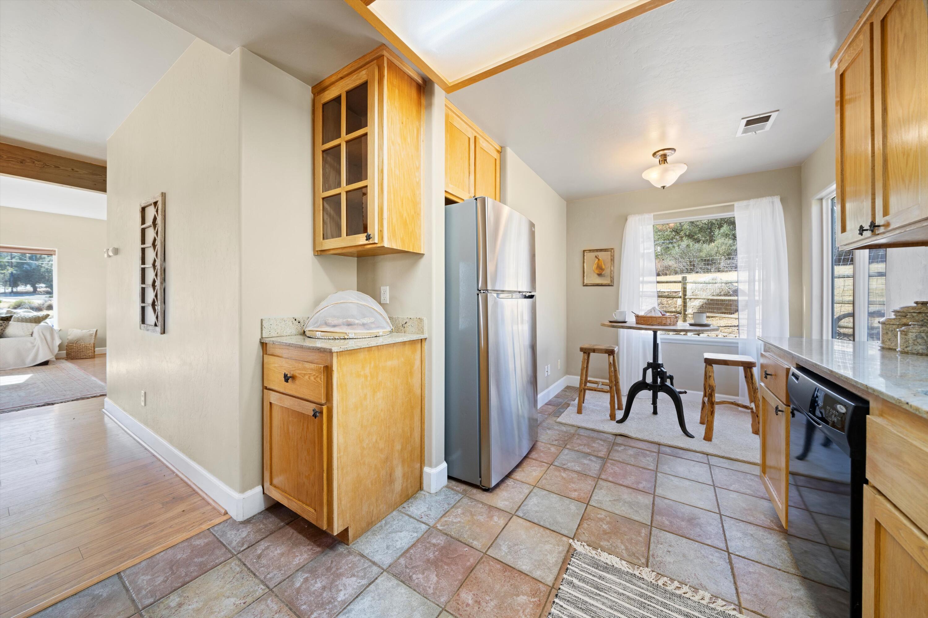 21605 Quail Springs Road Tehachapi, CA 93561 - Photo 12 of 35 a view of a entryway with furniture and a window