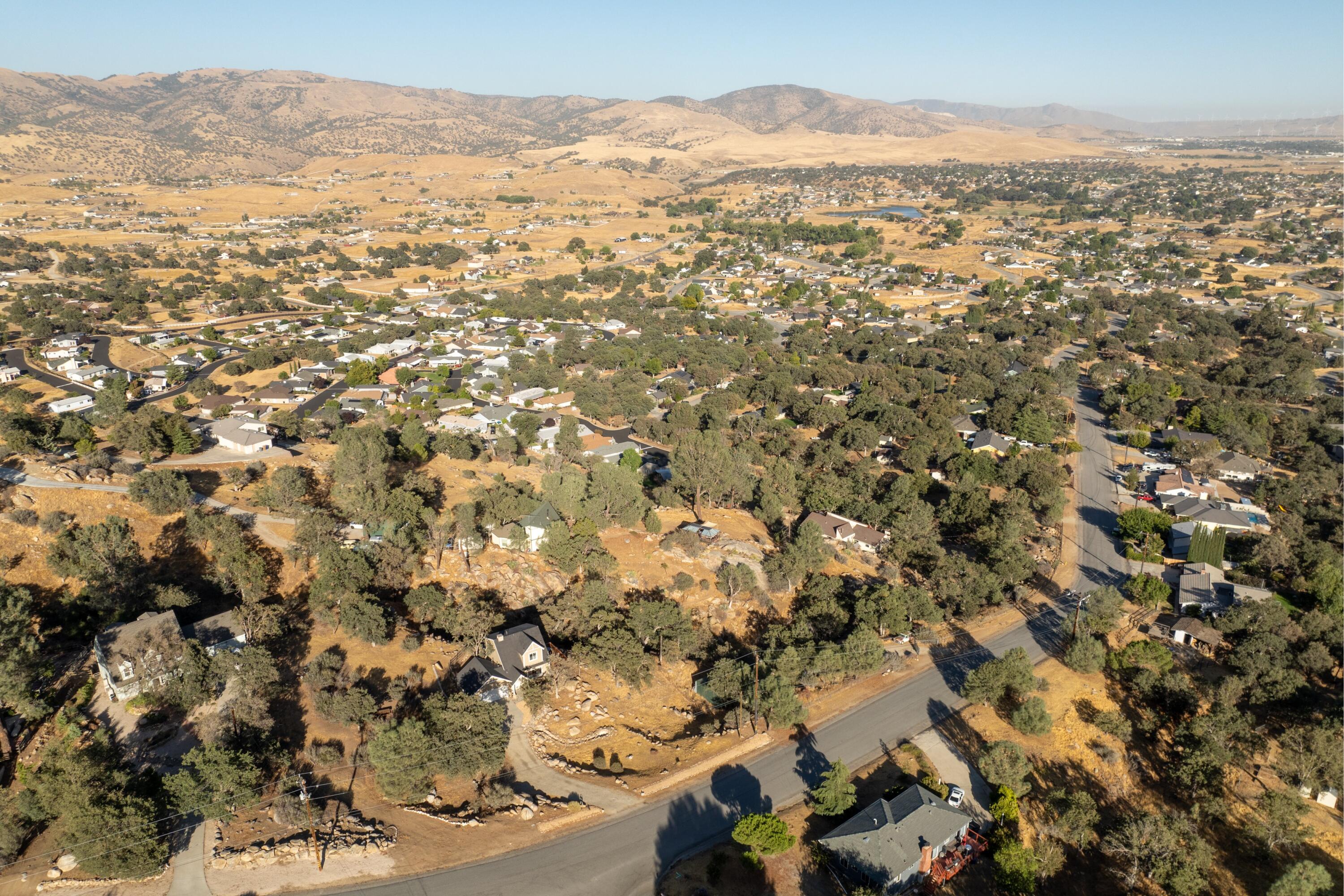 21605 Quail Springs Road Tehachapi, CA 93561 - Photo 33 of 35 a view of city and mountain