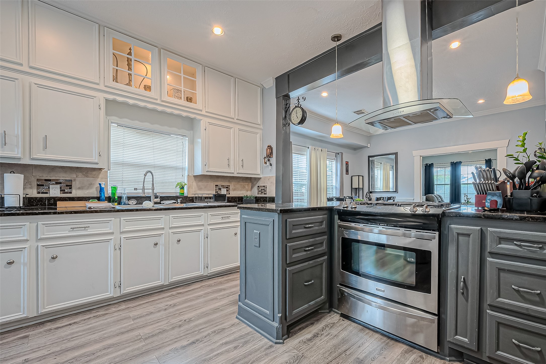 118 Jenkins Street Houston, TX 77003 - Photo 11 of 28 a kitchen with granite countertop a stove and cabinets