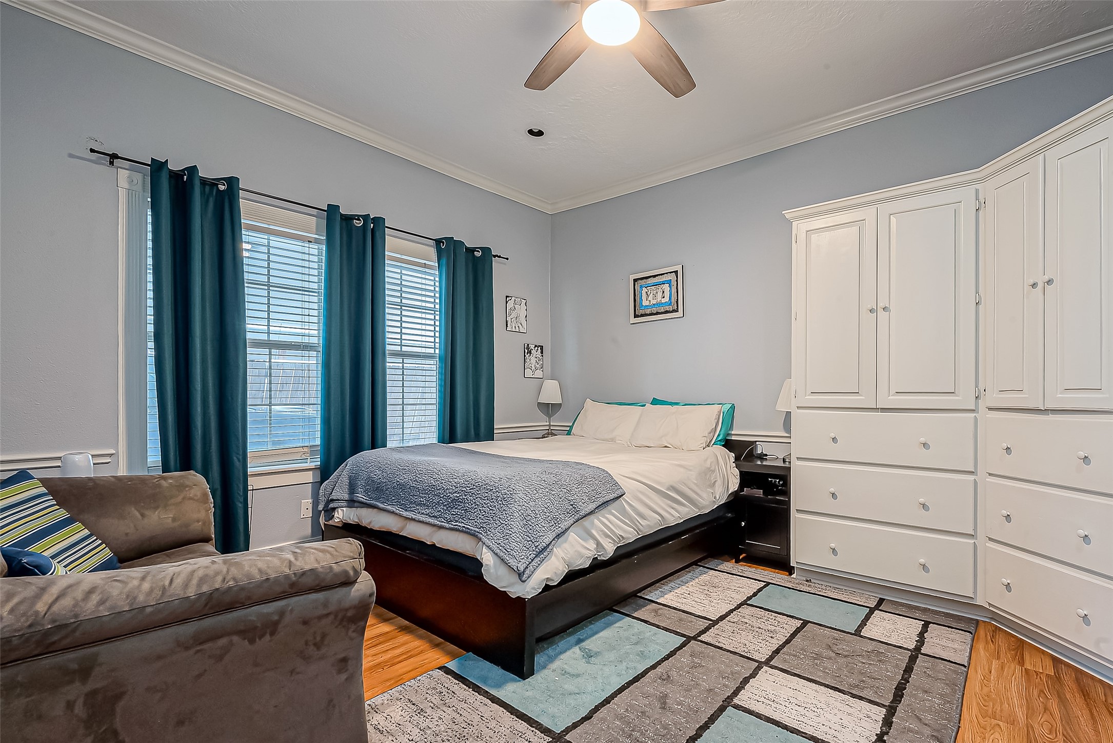 118 Jenkins Street Houston, TX 77003 - Photo 12 of 28 a bedroom with a large bed and a window