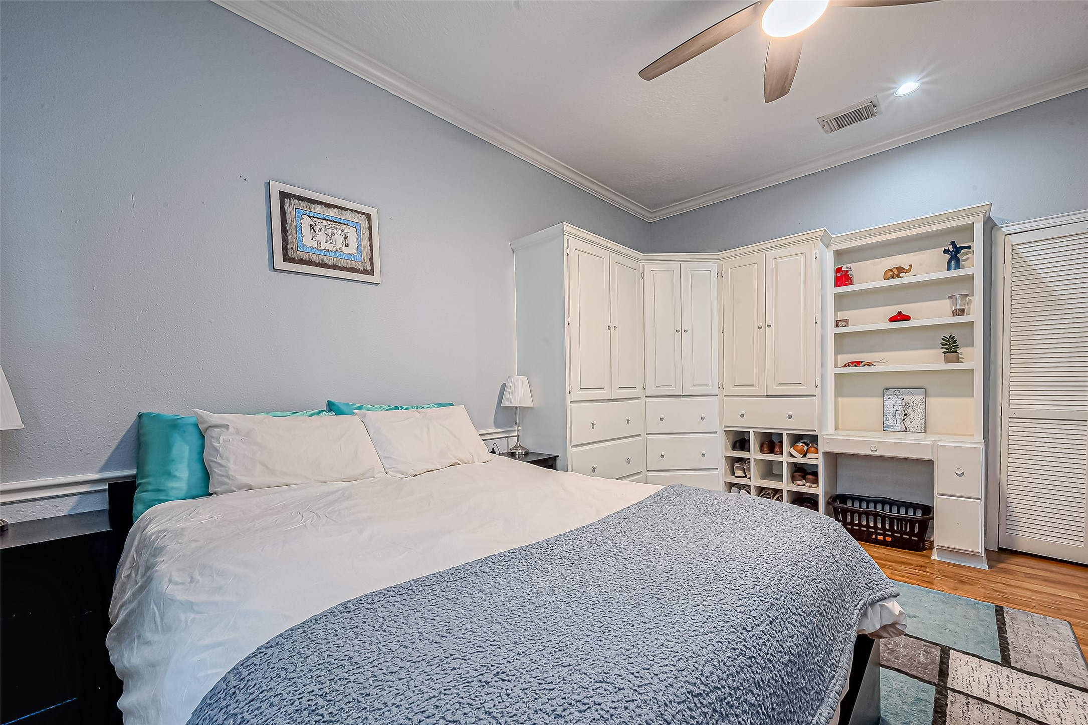 118 Jenkins Street Houston, TX 77003 - Photo 13 of 28 a bedroom with a bed and a book shelf