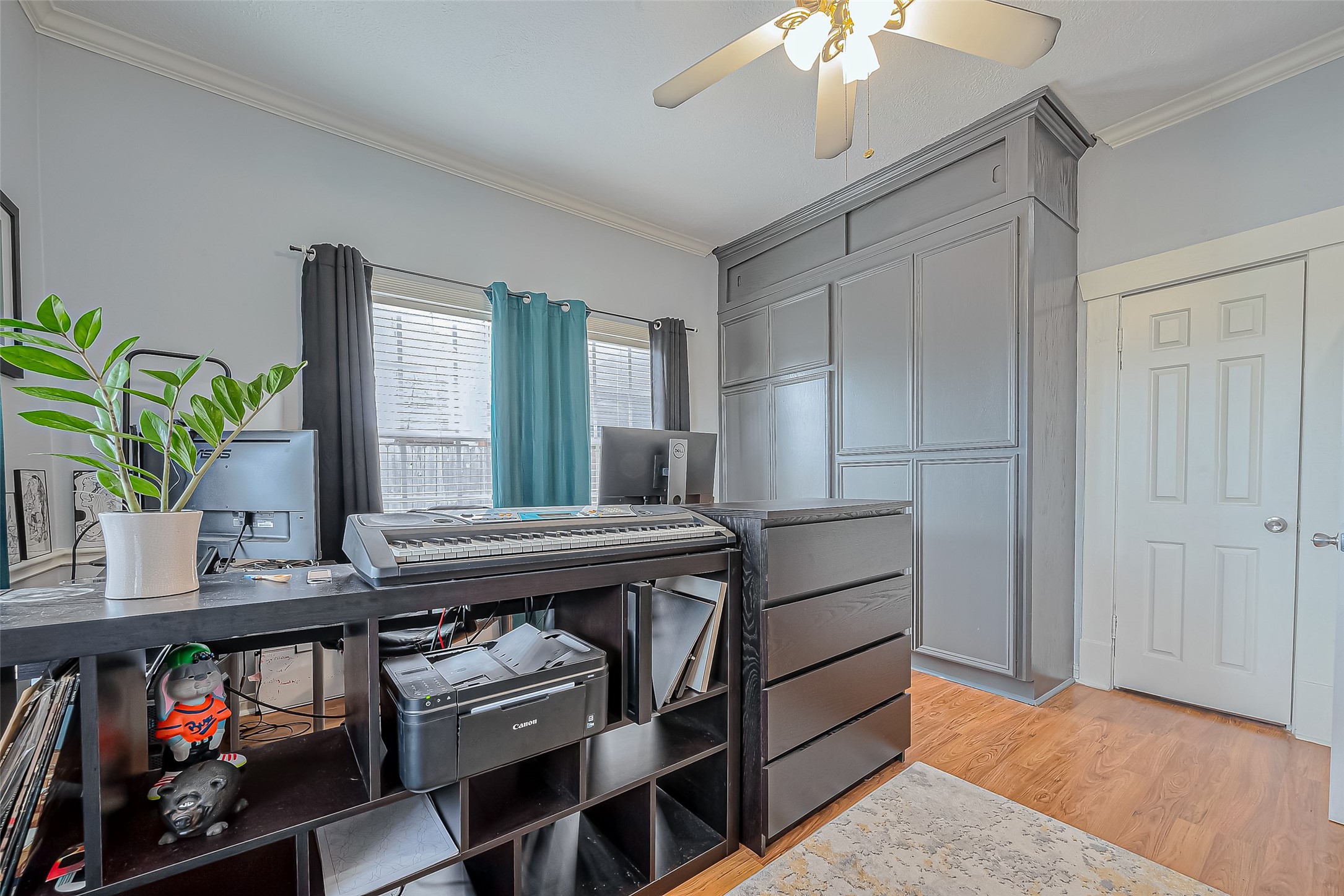 118 Jenkins Street Houston, TX 77003 - Photo 15 of 28 a room with furniture and a chandelier