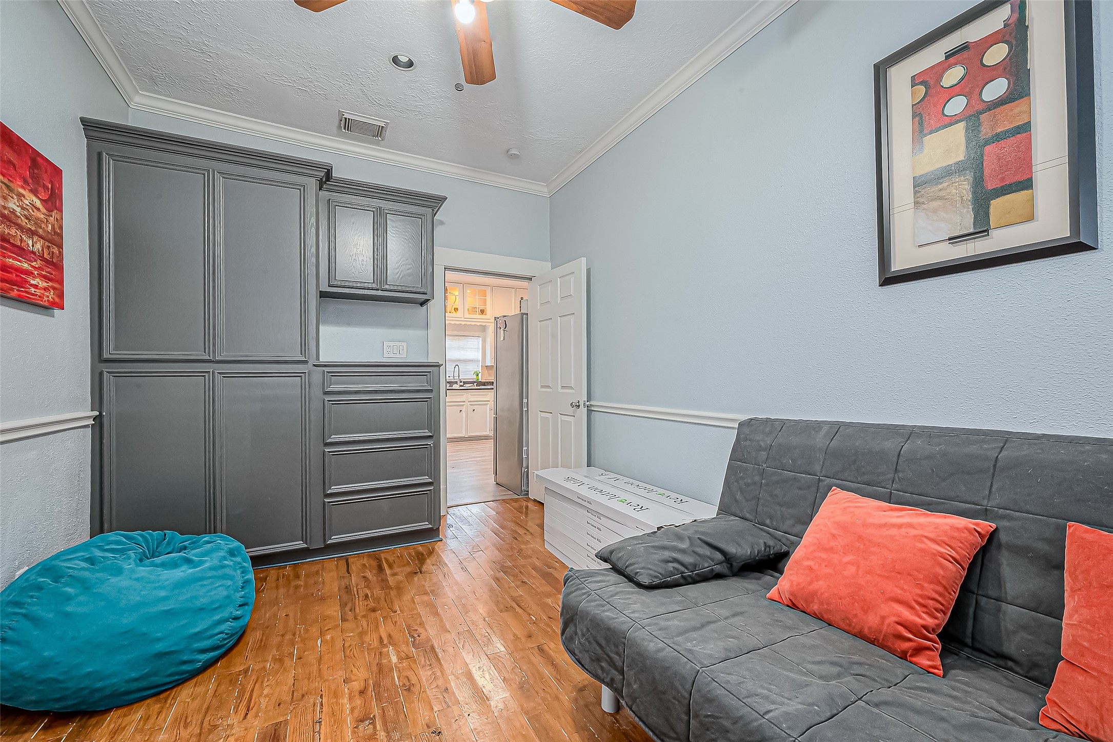 118 Jenkins Street Houston, TX 77003 - Photo 18 of 28 a bedroom with a bed and a couch
