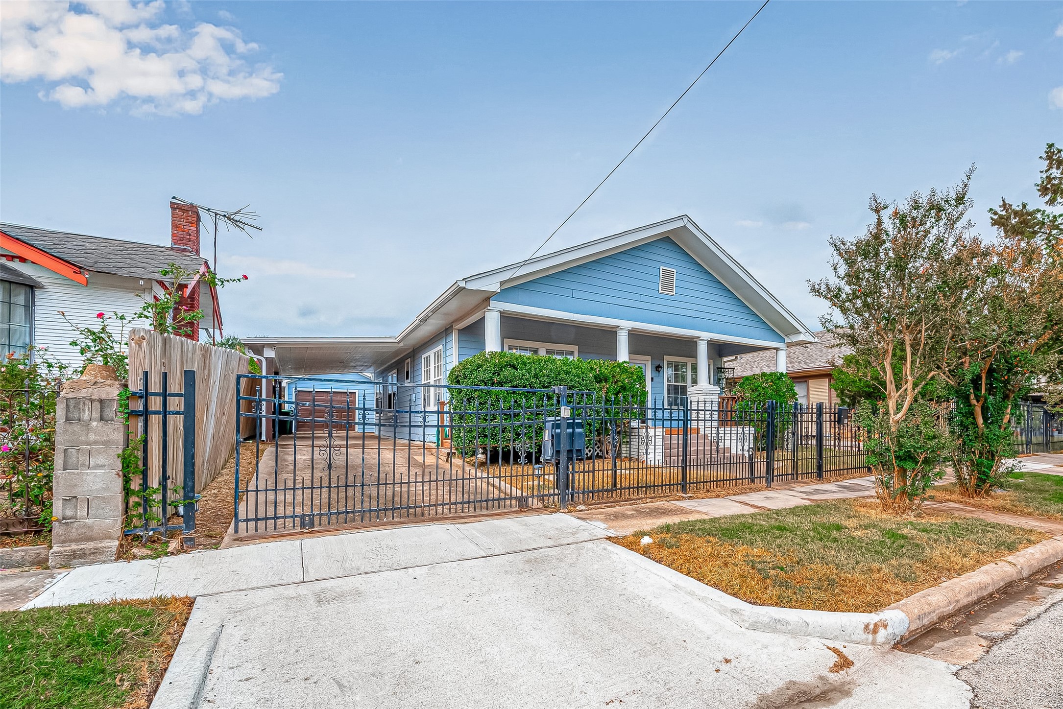 118 Jenkins Street Houston, TX 77003 - Photo 2 of 28 a view of a house with a porch