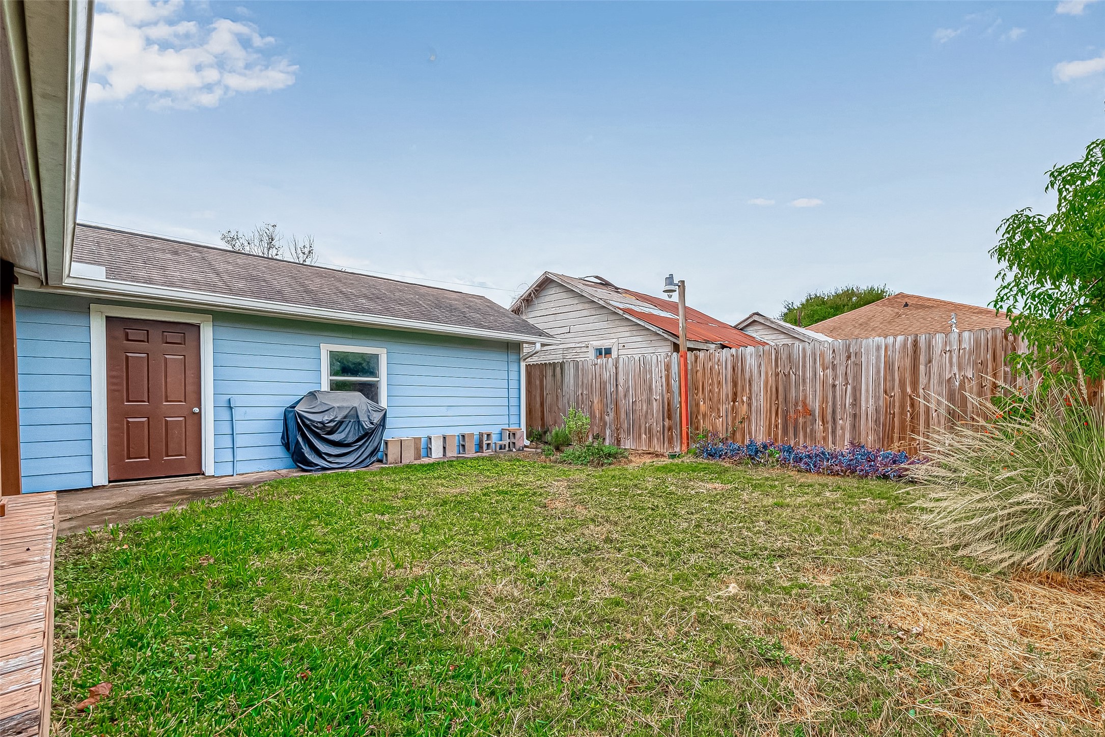 118 Jenkins Street Houston, TX 77003 - Photo 23 of 28 a house view with a garden space
