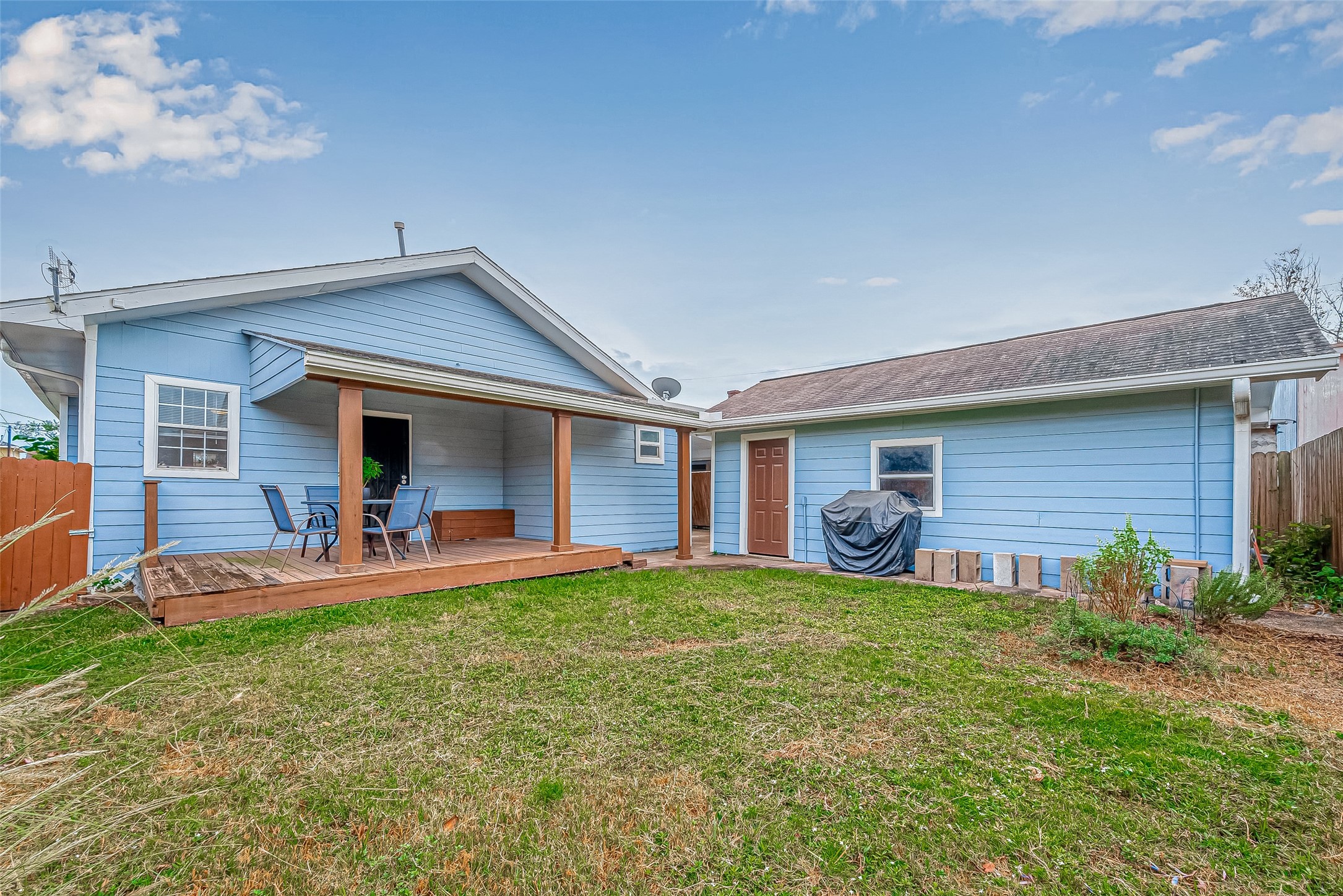 118 Jenkins Street Houston, TX 77003 - Photo 24 of 28 a view of a house with a yard and sitting area