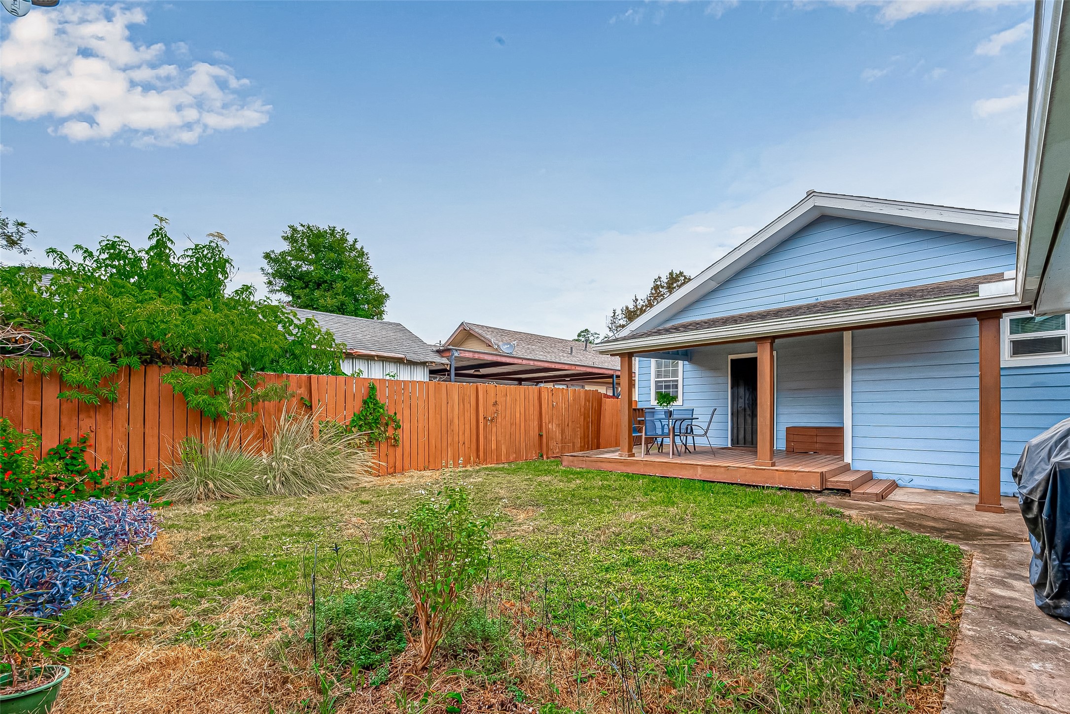118 Jenkins Street Houston, TX 77003 - Photo 25 of 28 a backyard of a house with table and chairs plants and large tree
