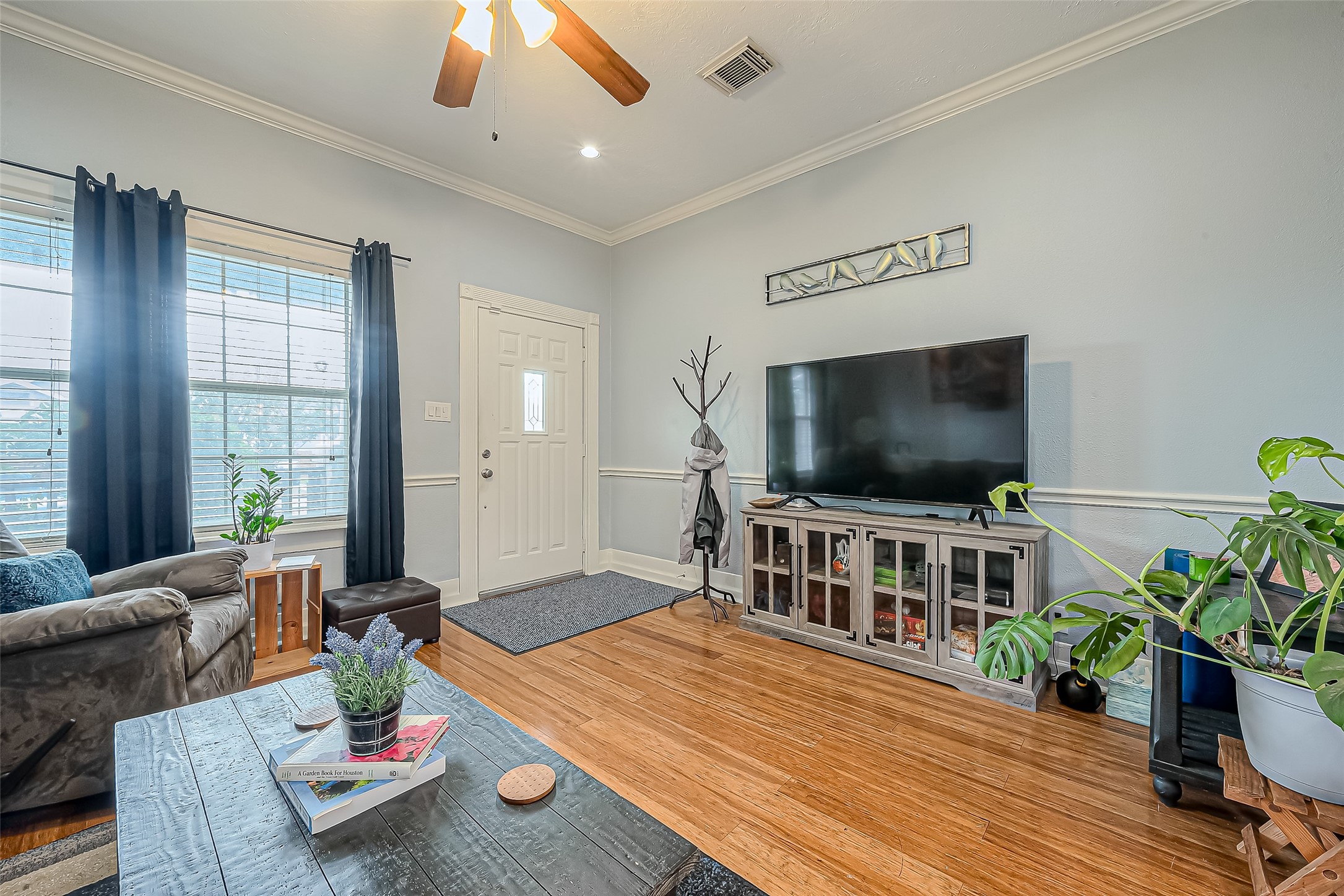 118 Jenkins Street Houston, TX 77003 - Photo 5 of 28 a living room with furniture and a flat screen tv