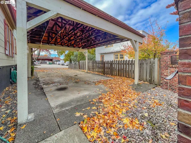 $270,000 | 1118 Southeast Washington Avenue, Roseburg, OR 97470